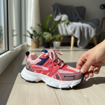 Baskets de sport kimo pour enfants en mesh rose et rouge avec semelle épaisse blanche et lacets assortis